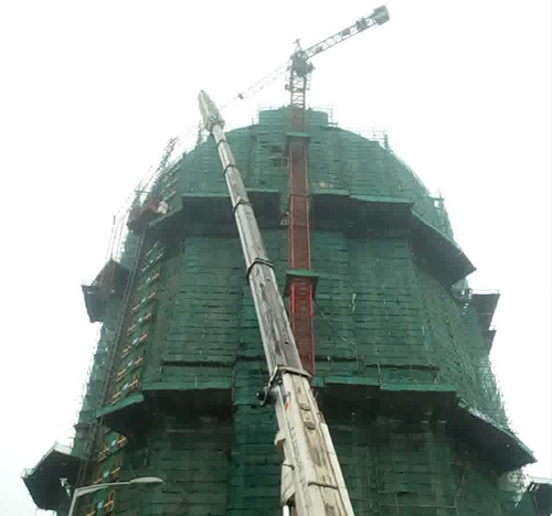 江岸吊车在工地上作业